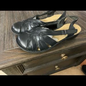 Women 9W - Clarks Bendables Closed Toe Black Leather Sandal